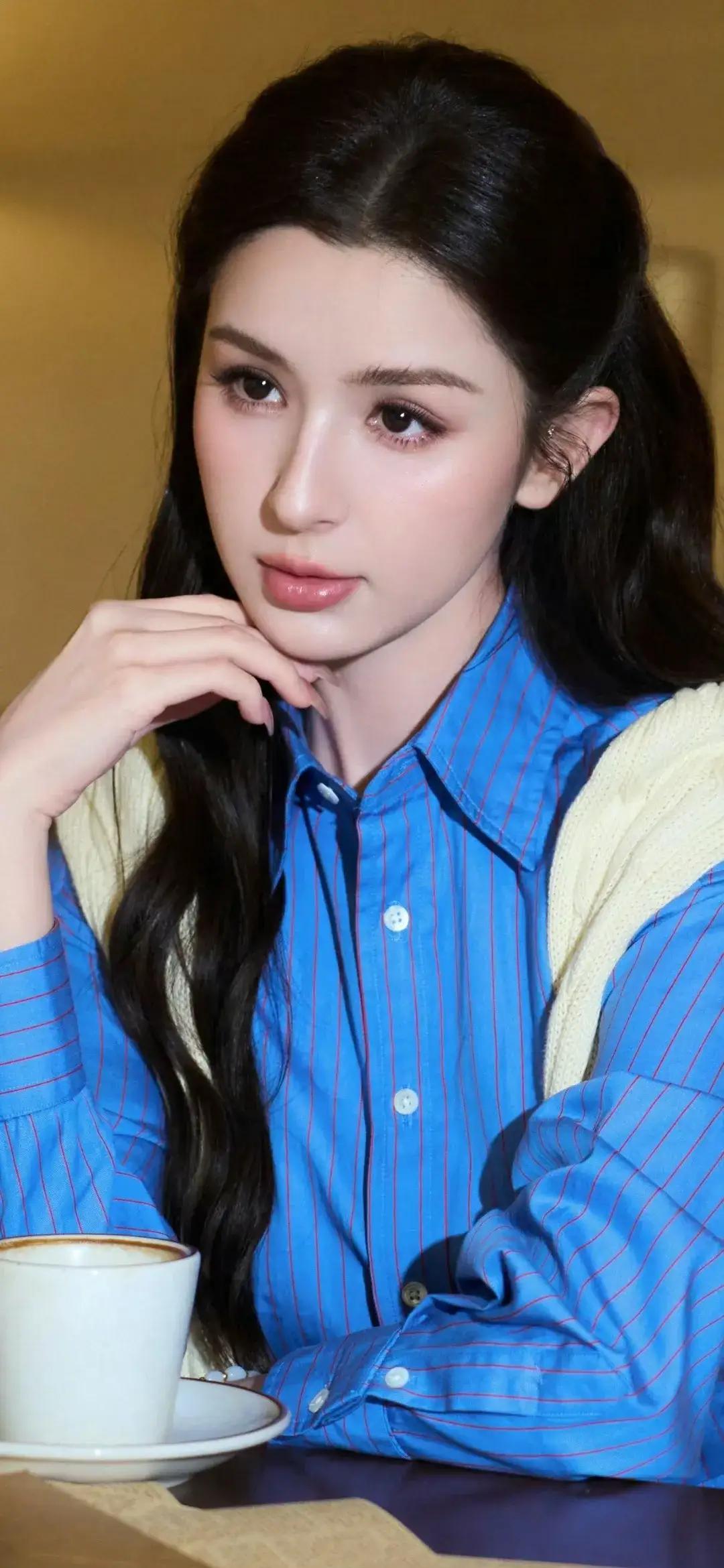 美女壁纸～哈尼克孜，蓝调条纹衬衫叠搭米白针织披肩，是松弛感与精致感的完美平衡。不