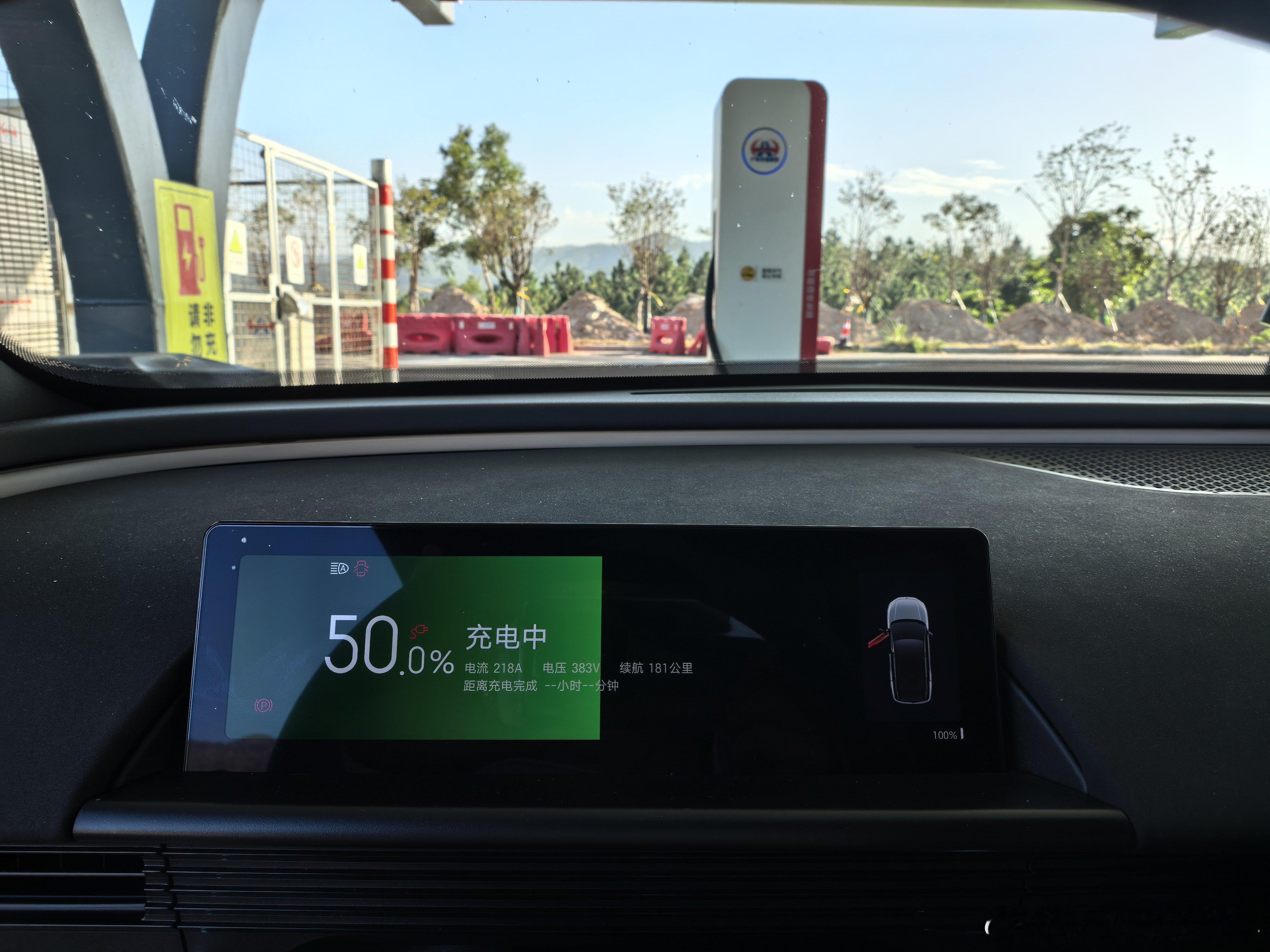在甬莞高速路的莲花山服务区，体验高速公路的华为600kW超级快充，只可惜我这辆铂