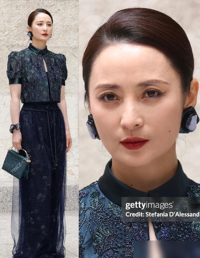 50岁的蒋勤勤站在聚光灯下，下颌线像刀削一样利落，紧致透亮的脸皮直接看傻了台下举