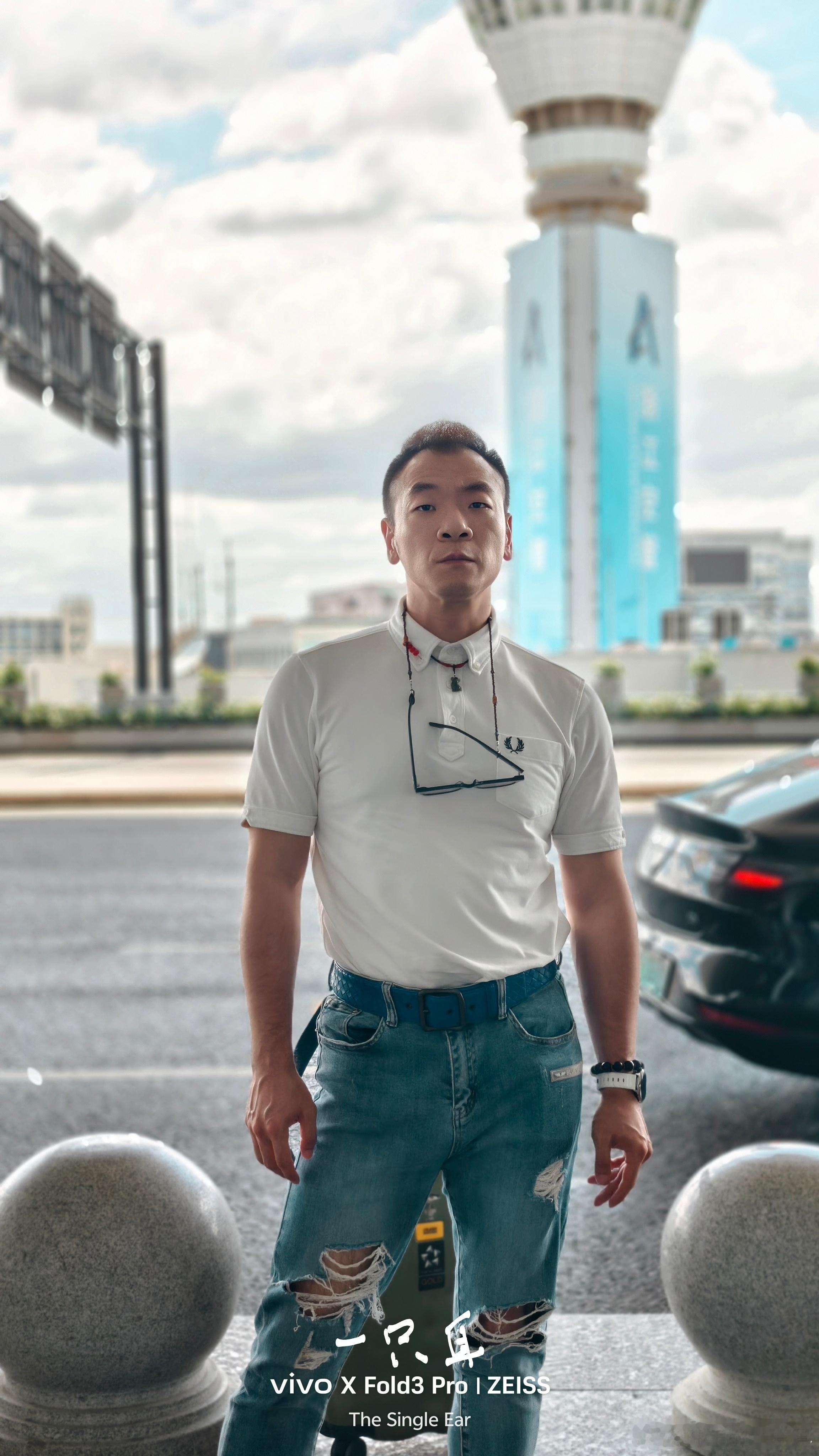 今天学到了手机拍人像的绝学，这两张图完美诠释。说不出来，可自品。​​​