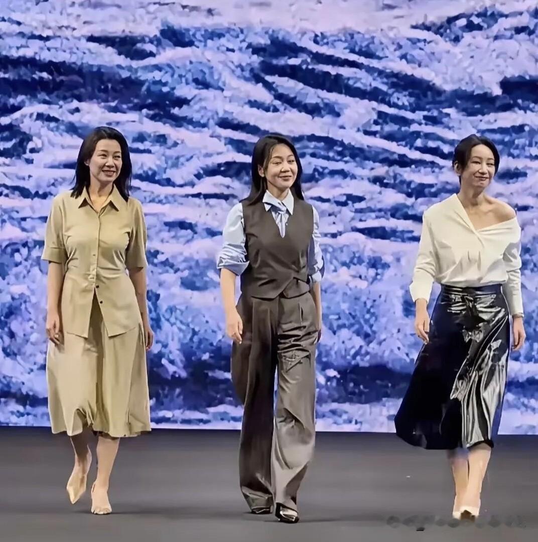 三位女明星一起参加活动时，她们走路都带着风，这就是中年女明星的魅力，虽然颜值不再