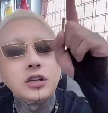当众喊话全网只服两人娱乐直播段位高！励志要当全网娱乐版块的