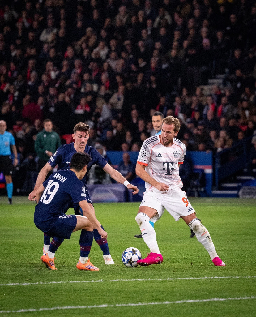 拜仁2比1力克巴黎圣曼今日的欧冠联赛中，拜仁2比1战胜巴黎圣曼。迪亚斯开场四分钟