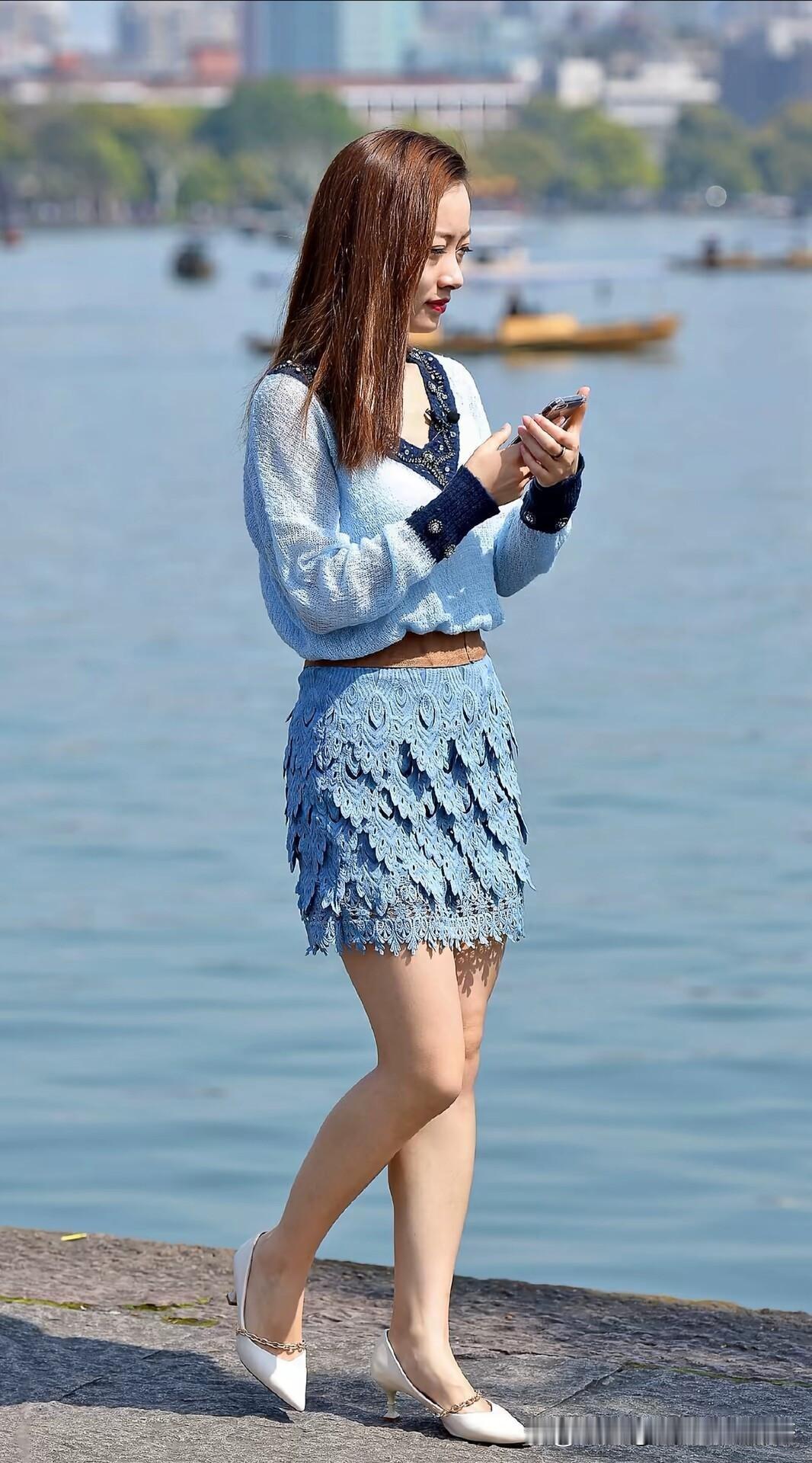 想象一下，在海边漫步，身着蓝色蕾丝裙搭配白色高跟鞋，那画面简直清新自然到极致。
