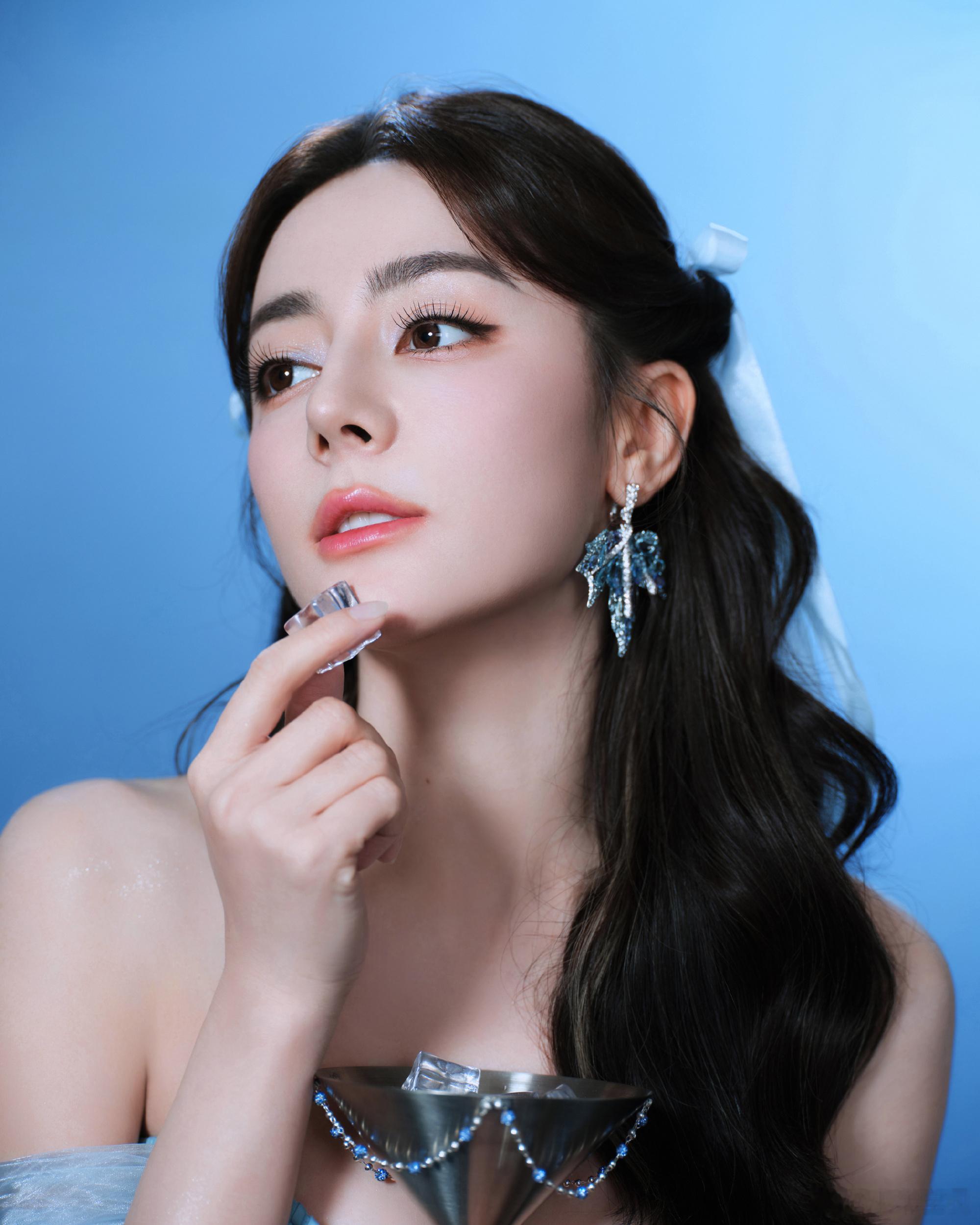 早晚会被迪丽热巴美晕迪丽热巴，美神降临！7月11日来看功夫女足