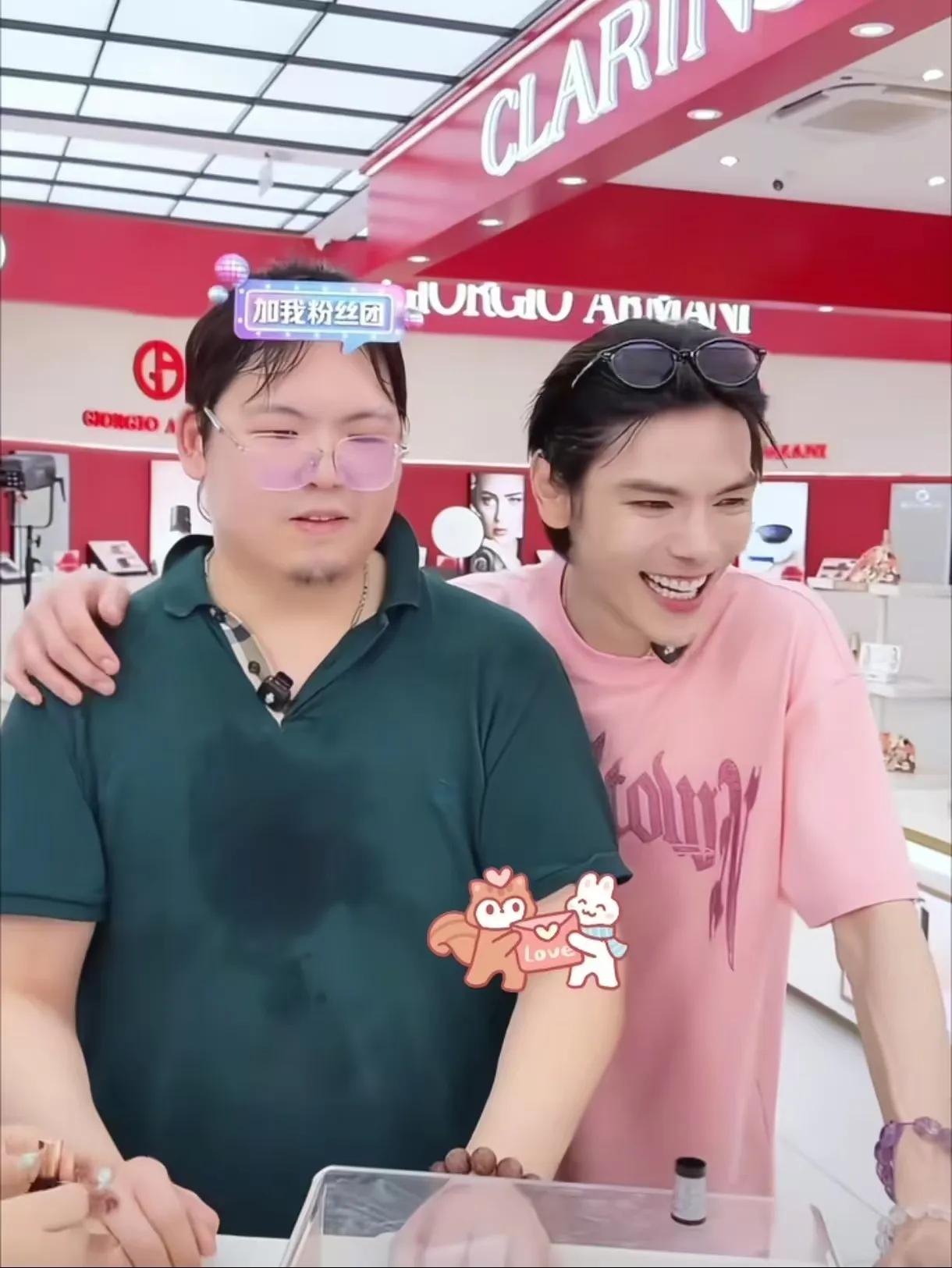 向华强懵了，向太也懵了，万万没想到，被自己拉黑删除的小儿子竟然出现在大儿子直