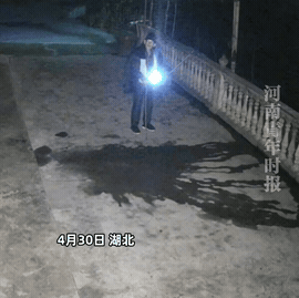 “彻底解释不清了！”湖北，一位老人生病卧床好几天了，一天夜里他突然自己穿上衣服走