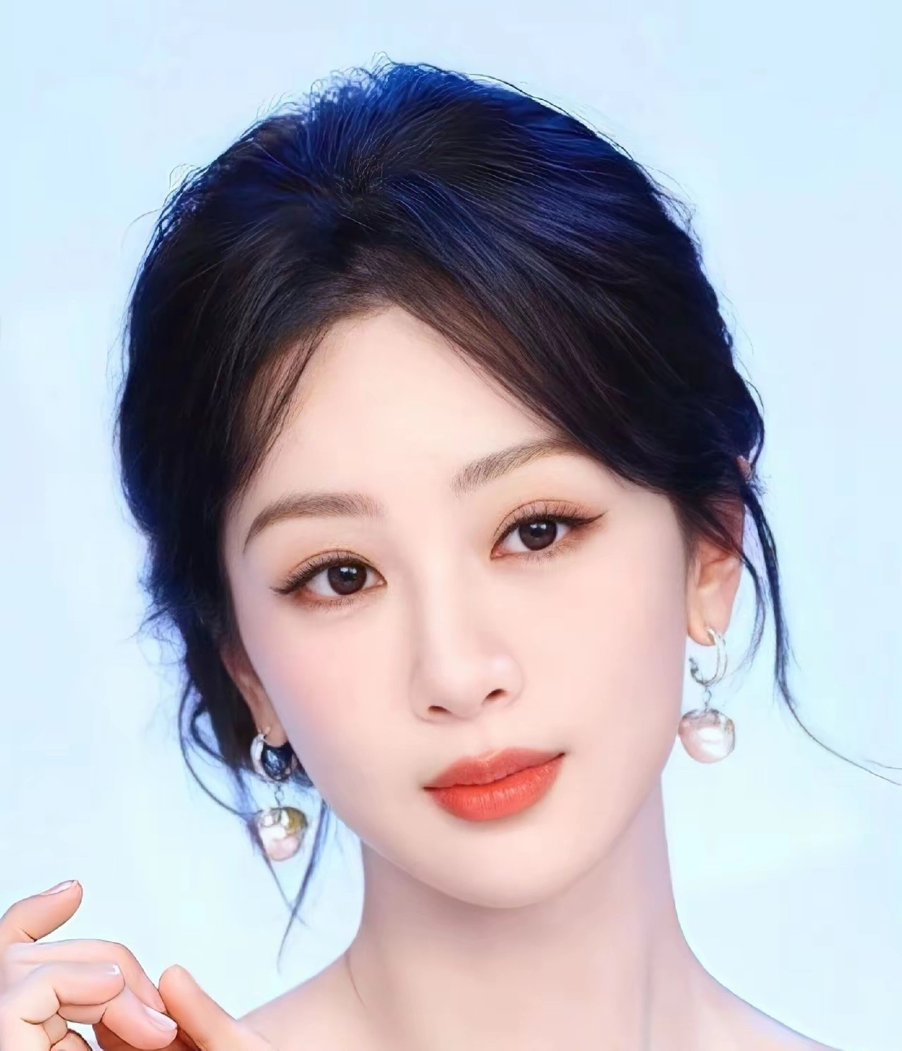 杨紫手握《生命树》和《国色芳华》两部作品冲击金鹰。按金鹰奖投票规则：观众40%、