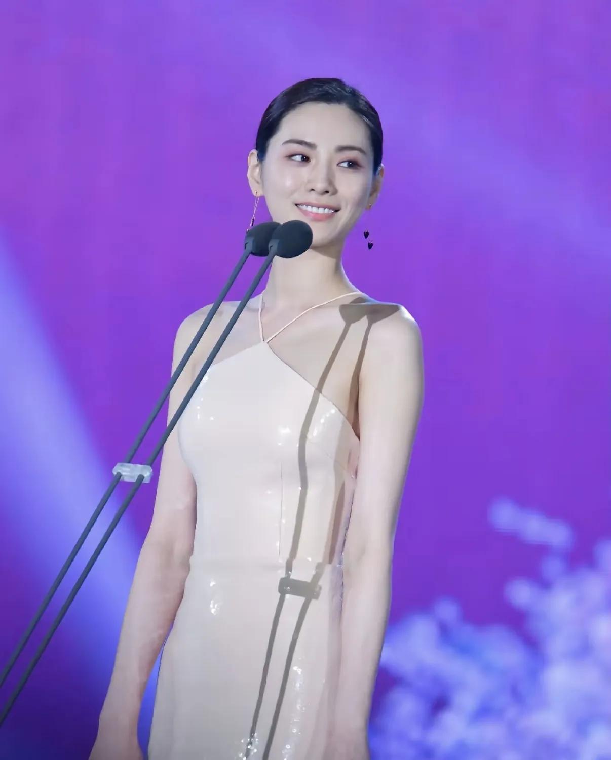 身材高挑，皮肤白皙的世界第一美女林珍娜icon。连续两年被评为世界第一美女