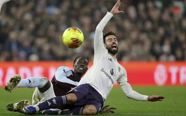 曼联队长布鲁诺·费尔南德斯在周六1比2负于阿斯顿维拉的比赛中遭遇腿筋受伤，预