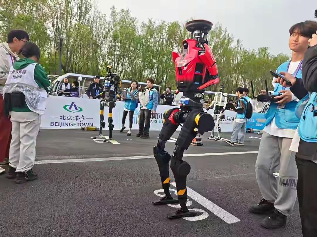 荣耀这波操作给我看愣了，做手机的跑去跑机器人半马，还顺手拿个冠军回来？亦庄那场半
