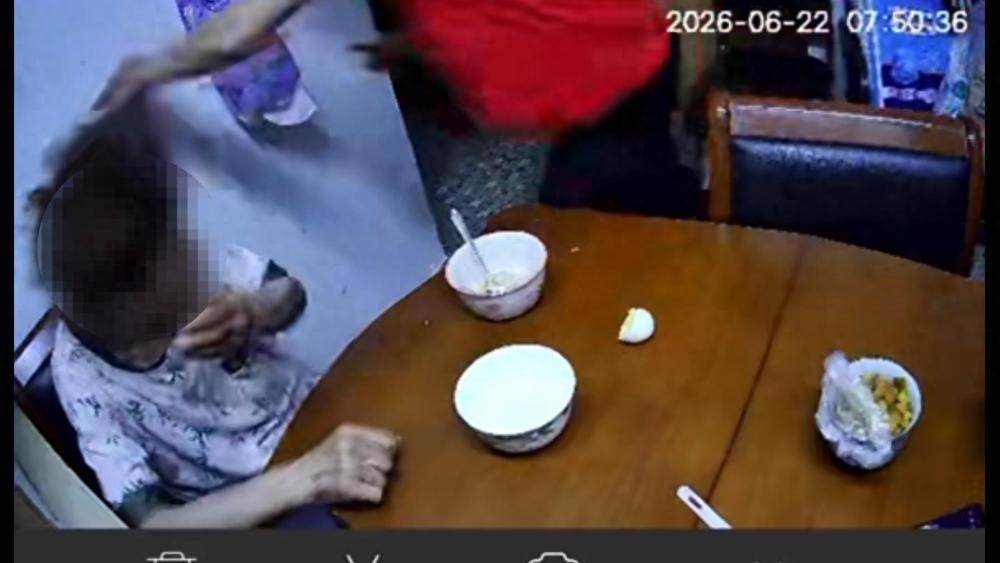 7月5日曝光一则令人发指的事件，周女士85岁的老母亲正被住家保姆一巴掌扇在脸上，