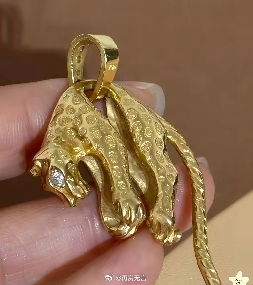 捡了个吊坠当铜的用了半年，今天才知道是18K金的，30克还镶钻。朋友出20000