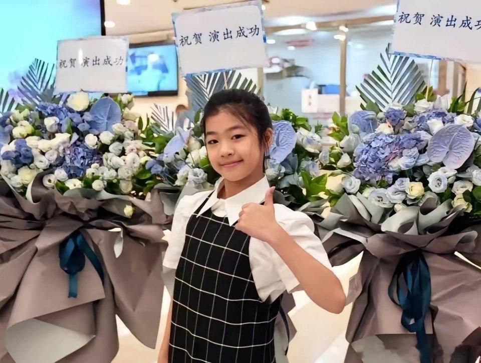 汪峰女儿，一架钢琴80万。醒醒在上海交响音乐厅弹肖邦，台下坐着汪峰章子怡。3岁启
