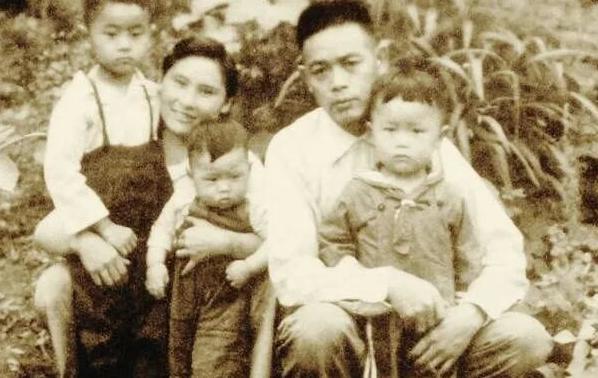 1949年，一个挂着中将衔的副军长，走进武汉民众乐园准备看戏。门口一个挑水的伙夫