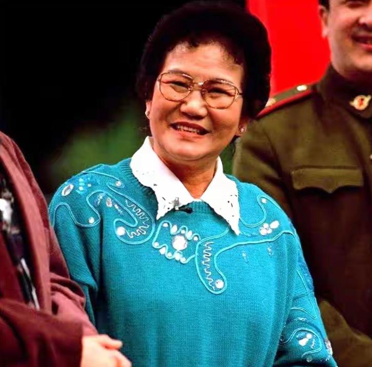 1964年，赵丽蓉的丈夫盛强去世，赵丽蓉才36岁，大姑姐动了心思撮合赵丽蓉嫁给小