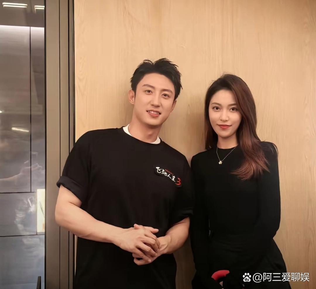 黄景瑜旁边的小姐姐好漂亮。