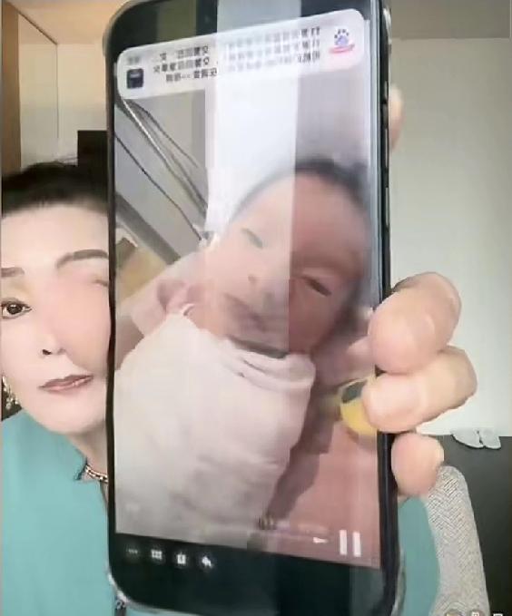 兰姐真是个爽快人，刚收到筱梅给她发的汪宝儿的睁眼视频，立马和粉丝们分享，让稀罕宝