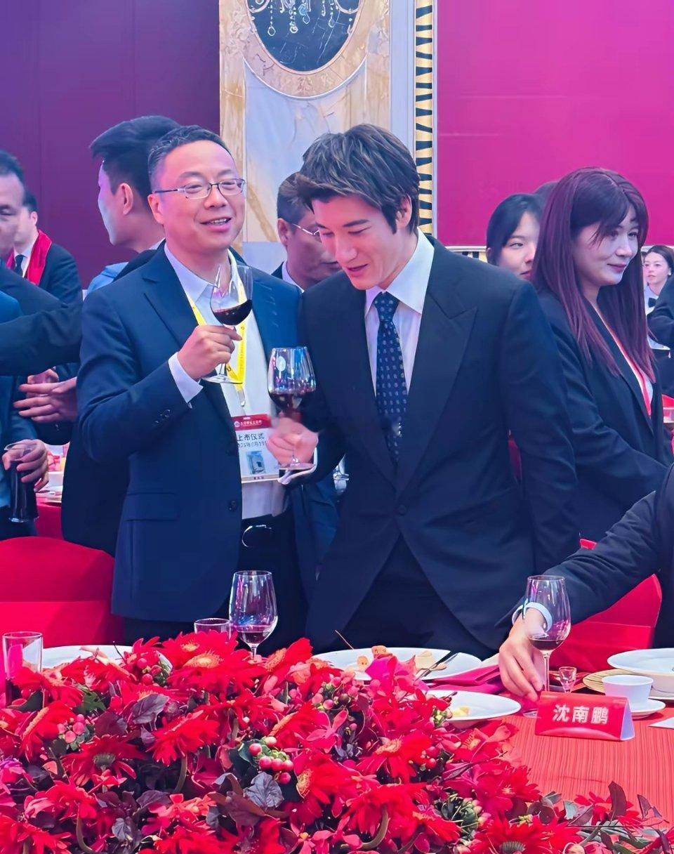 宇树科技今天上市，有两个花边。一个，是王力宏现身庆功宴现场；另一个，是很多人问，