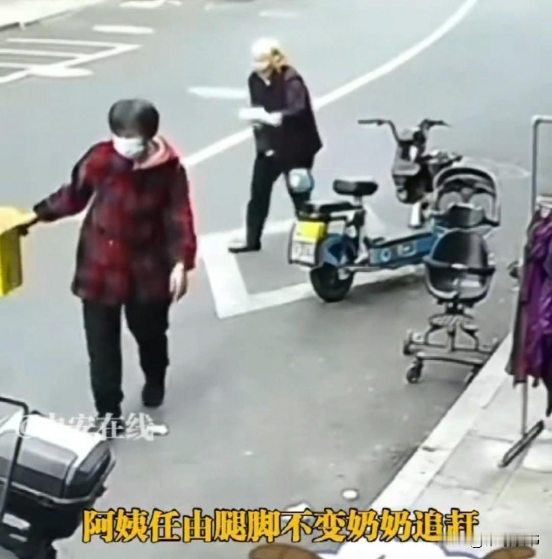 温州街头，残疾老奶奶正去取店主赠的剩余纸箱，见一大妈要拿走，急忙上前阻拦。大妈不