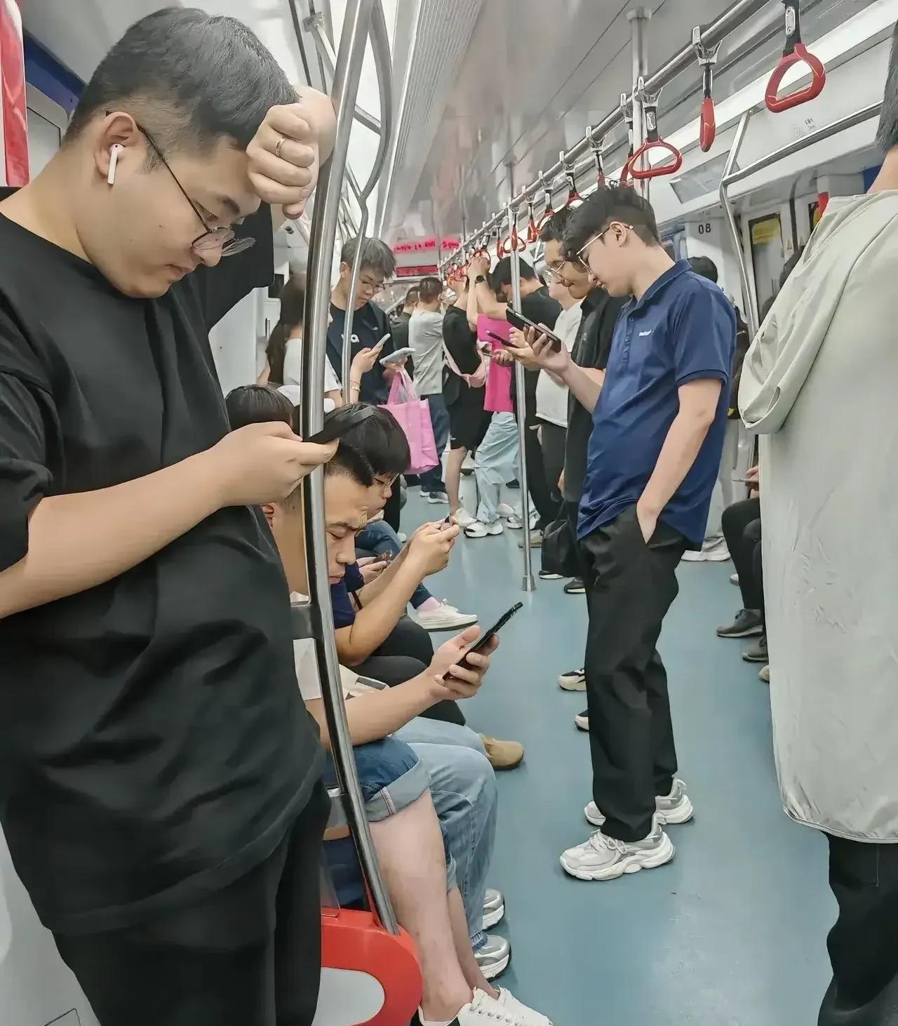 发现了一个现象，大家发现了吗？现在不管在大街上还是地铁少，不管男女老少，