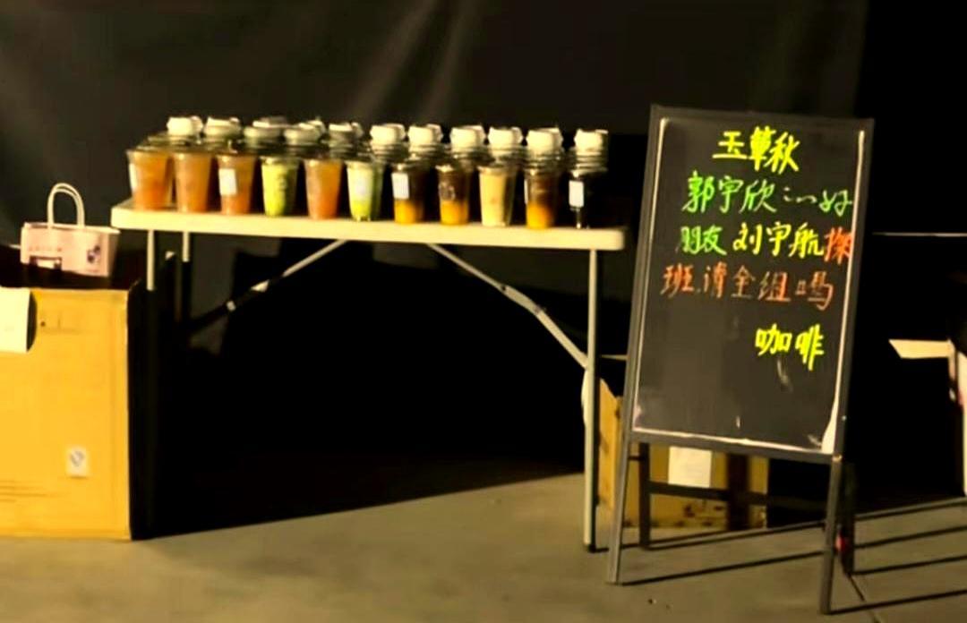 现在娱乐圈真友谊，居然要靠短剧圈撑着？刘宇航悄悄跑横店探班郭宇欣，没带媒体