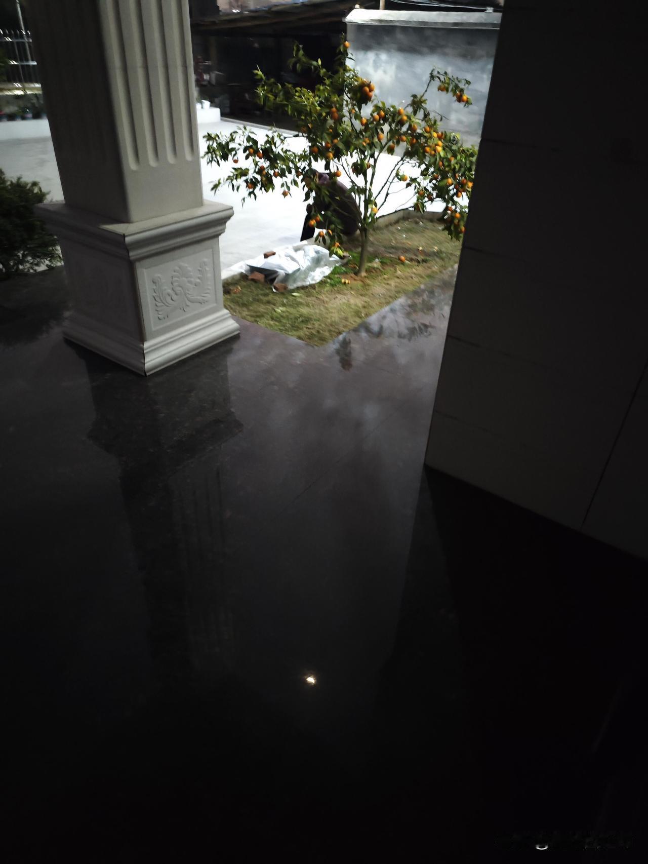 怎么办啊，冬天，奶奶一个人呆坐在外面吹霜今天奶奶生日，爷爷好早之前说办个大席（