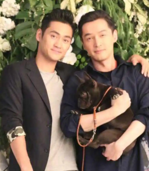 演员袁弘说上大学那会儿，我特别羡慕胡歌他在学校是那种特别乖的男生，几乎所有女孩