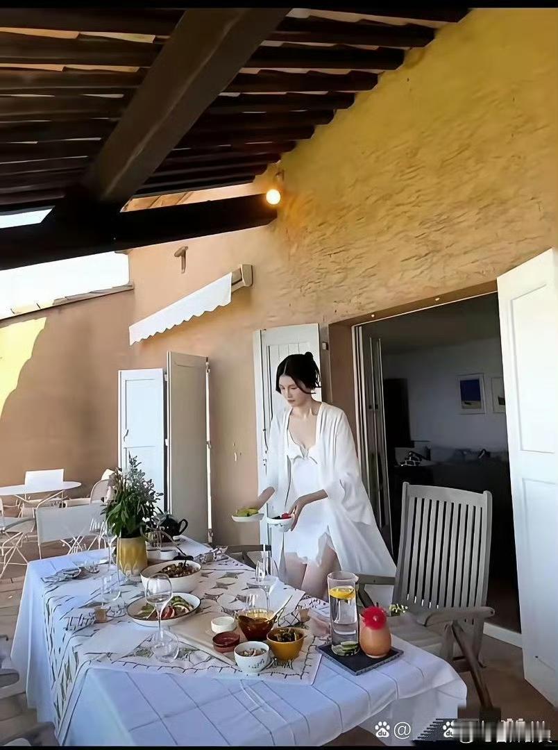 自从和陈伟霆在一起后，何穗常晒做饭日常。超模下厨也像走秀，氛围感十足，正是陈伟霆