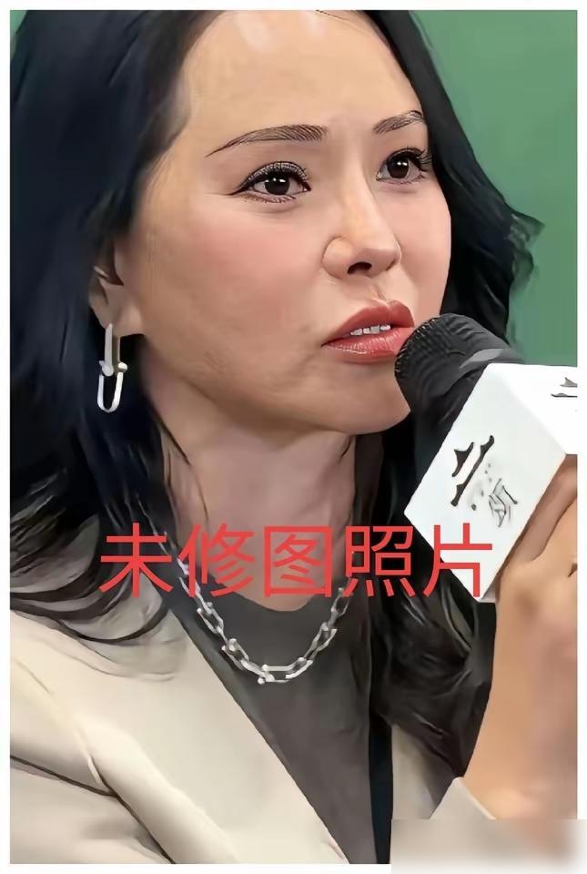 看了伊能静的未修图。她看起来显老不稀奇。但是唯独有一点挺稀奇的，那就是她的眉毛怎