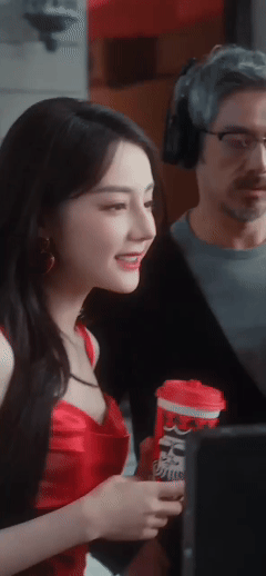 迪丽热巴的幸运哲学今天是被热巴红裙硬控的一天！微微侧头对镜明媚甜笑，红唇配上清