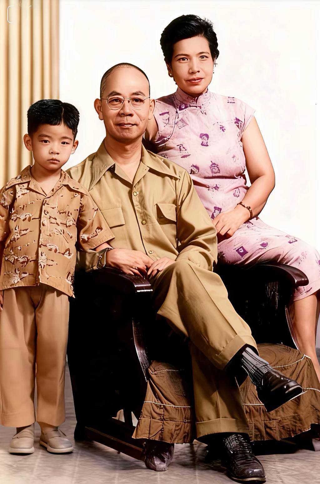 自强不息的吴石将军后人1950年父亲吴石在台湾省被捕遇害后，7岁的吴健成