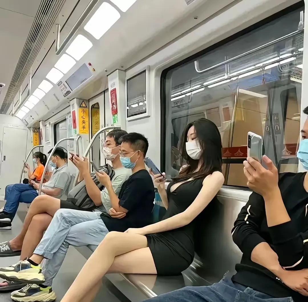 上海地铁一幕刷屏！大妈怒斥女孩穿太少反被怼：我花三万隆的胸，凭什么不能露？昨天