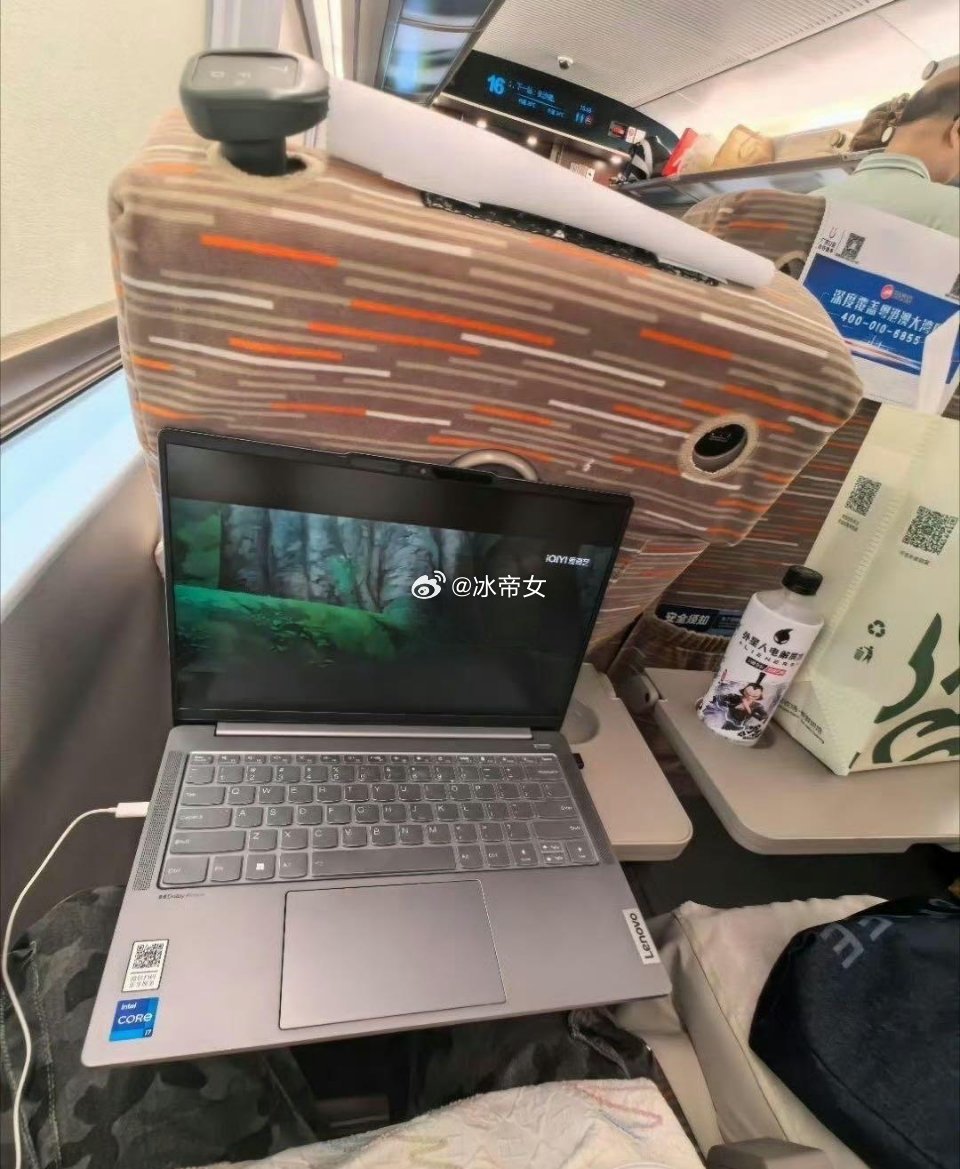 高铁上还是注意点分寸吧