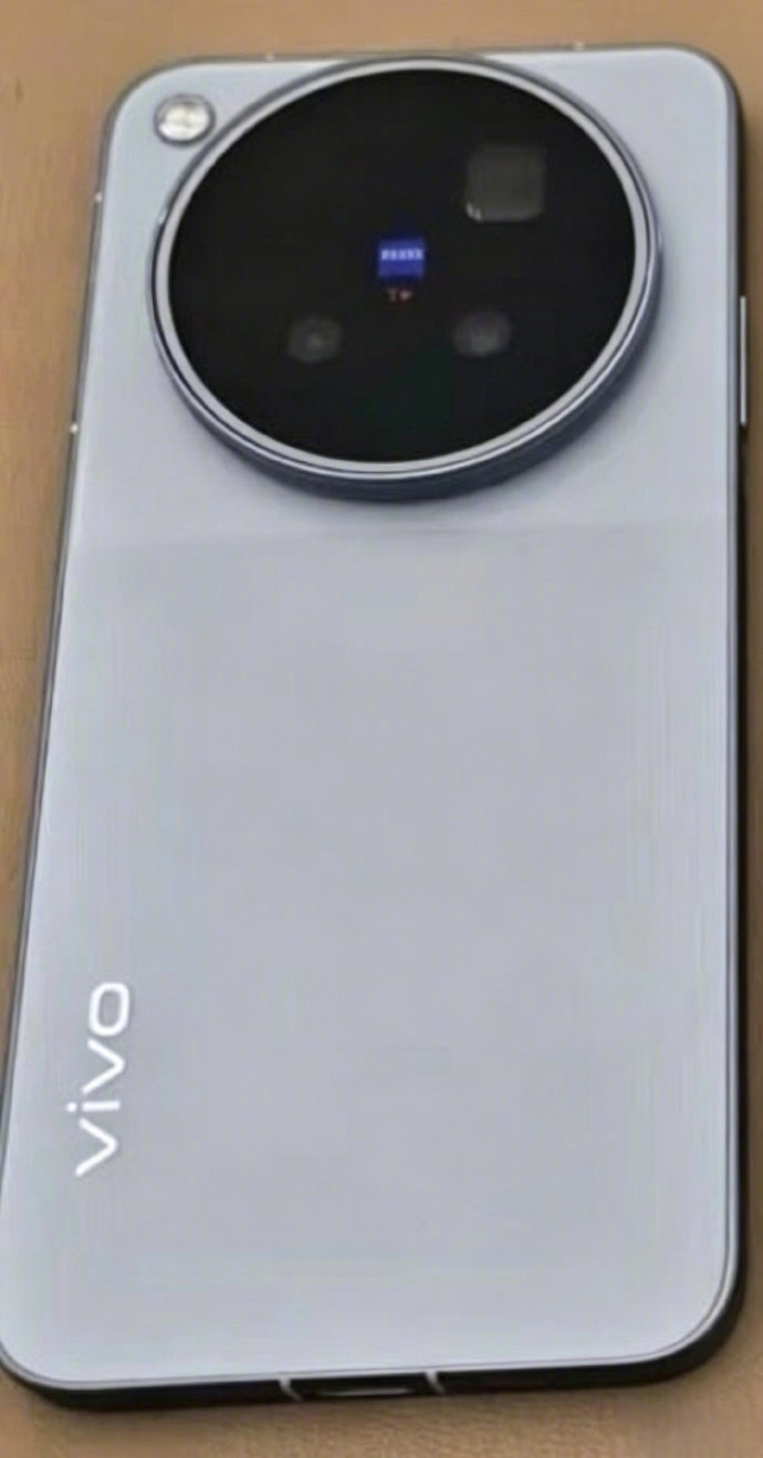vivoX500系列将于9月底正式发布。此次新品跳过X400序列，直接由X300迭代至X500。系列