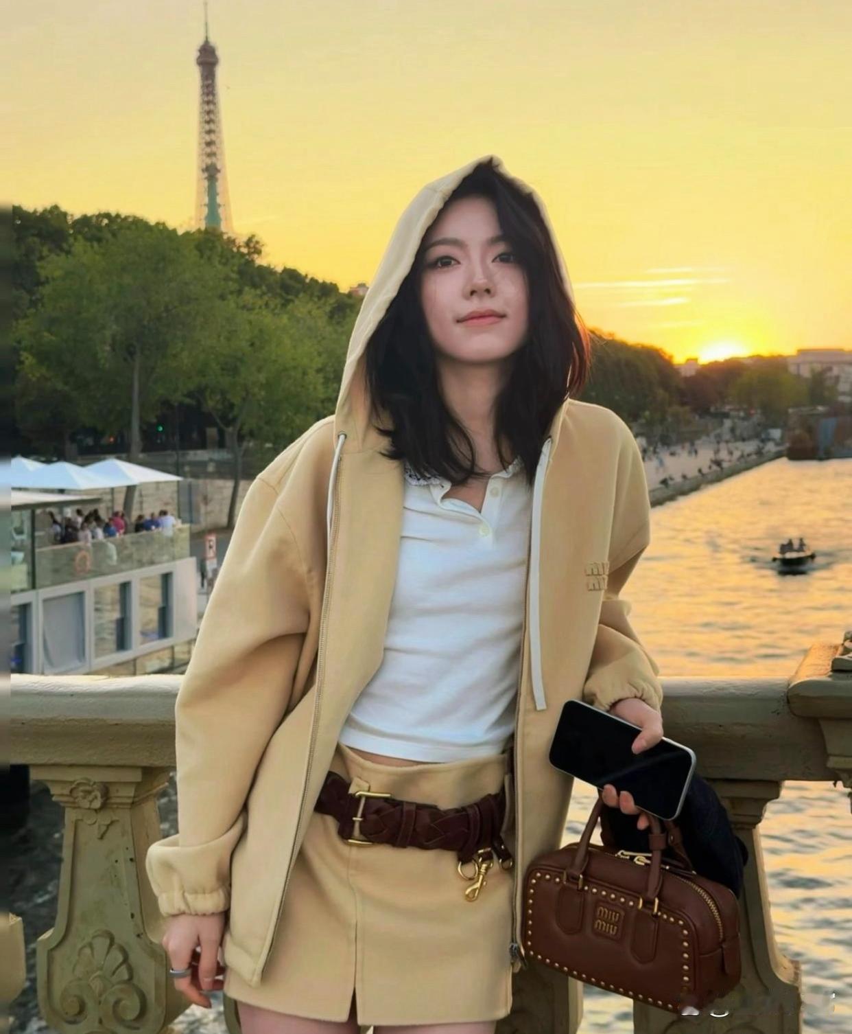 1.杨幂会经常前往香港探望女儿，出行行程都会刻意低调隐藏。母女二人的关系，并不