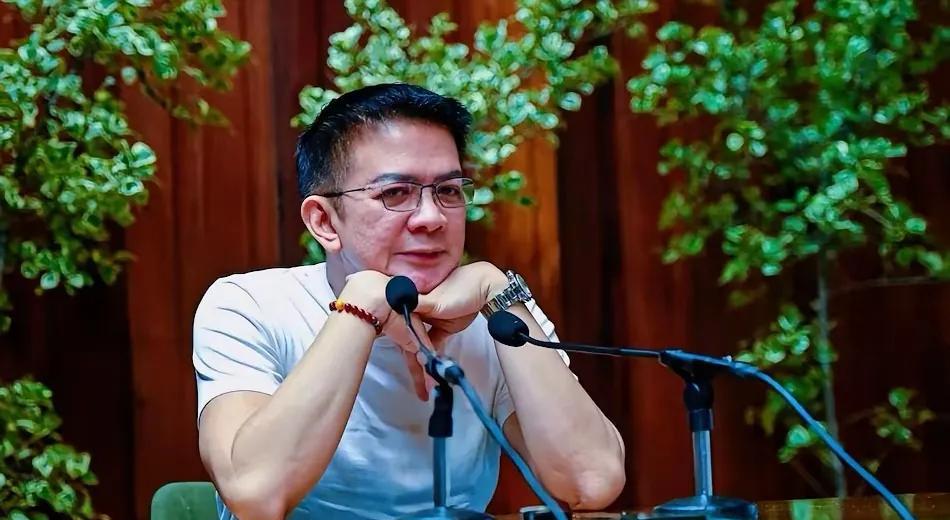 埃斯库德罗真是好样16日在公开场合拒绝了马科斯的好心由总统去亲自组局调解他