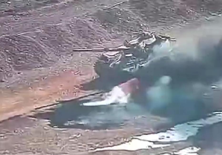 库尔德武装反击开始了，无人机沿着公路，一路杀过去。打击多辆朱拉尼的叙利亚新军队坦