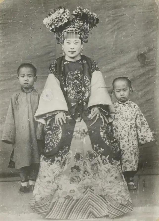1904-1910年，一位贵族妇女和她的两个儿子。
