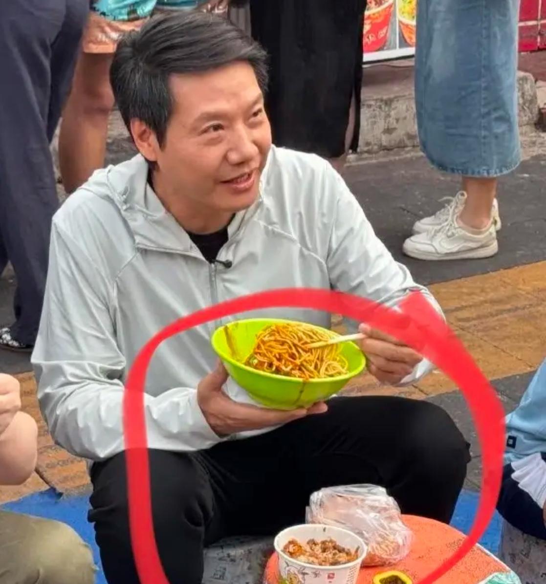 我严重怀疑雷军在武汉吃早饭不是为了做营销，也不是搞人设，纯粹就是为了那一口地