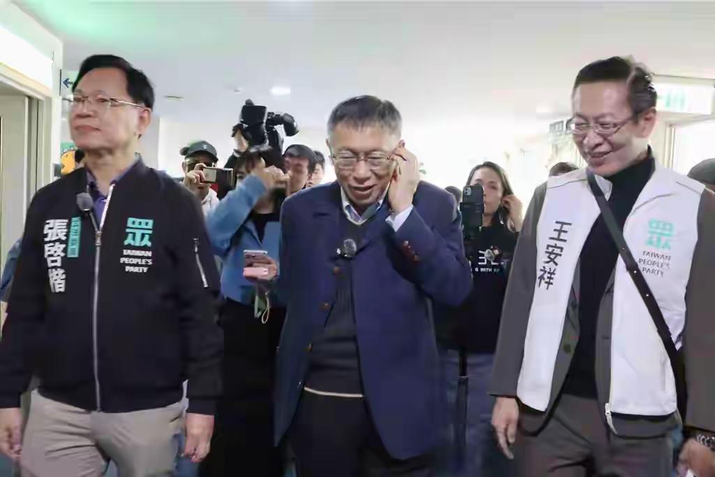 柯文哲此时复出，也有自己的考量，最主要是他不相信黄国昌，另外就是他也不能看着自己