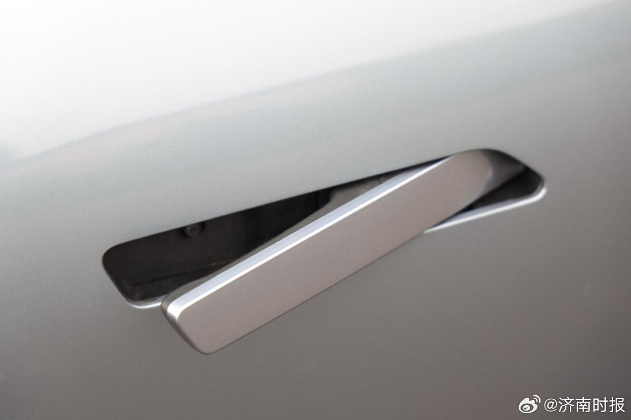 【#汽车隐藏式门把手将全面禁用#】当下，隐藏式车门把手已经成了很多新款汽车的标配