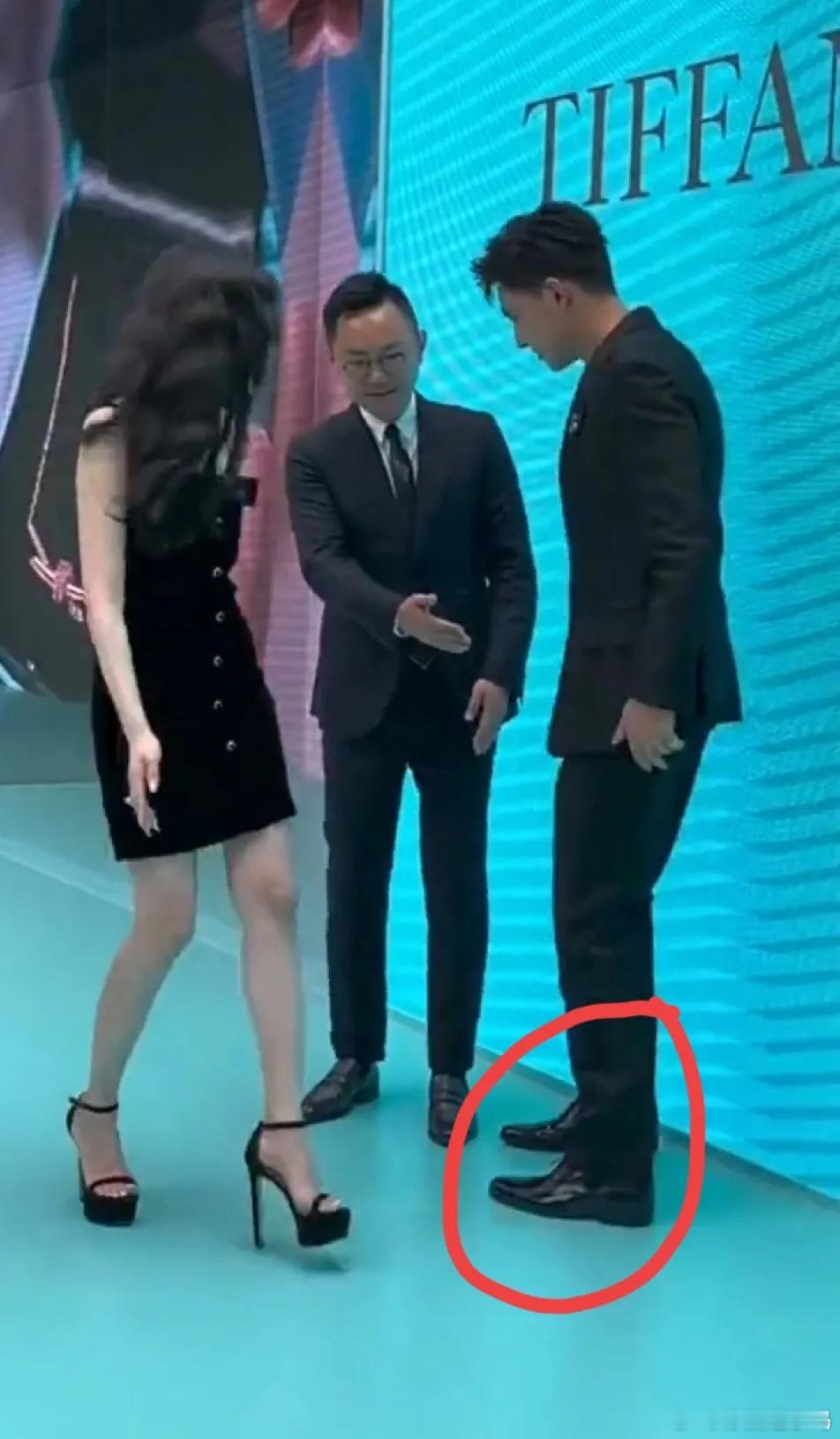张天爱真要被气笑了，特意穿了20公分的高跟鞋想撑气场，结果林更新居然也踩着高跟还