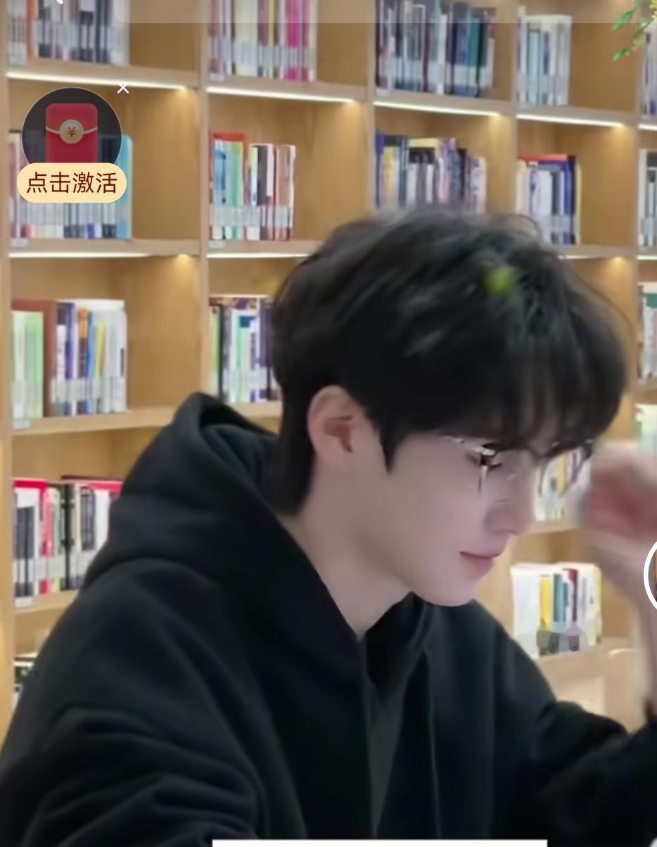 我家二小子前阵子在学校被堵着要钱，十几个小学同学围着他抢书包里的零花钱，还推搡着