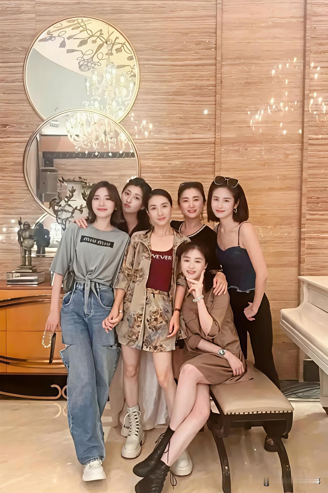 蒋欣和朋友演员的合照，看着眼熟，记不住名字了