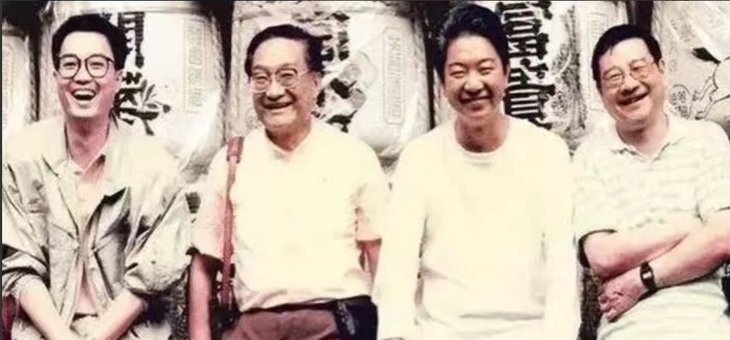 2004年黄霑走，蔡澜写“一笑西去”；2018年金庸逝，他题“一览众生”