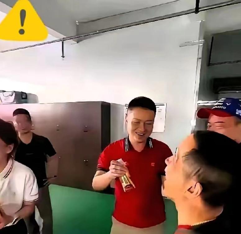 东鹏特饮股价两天跌了20亿，老板饭局不喝被全网围观，这事真没表面那么简单。视