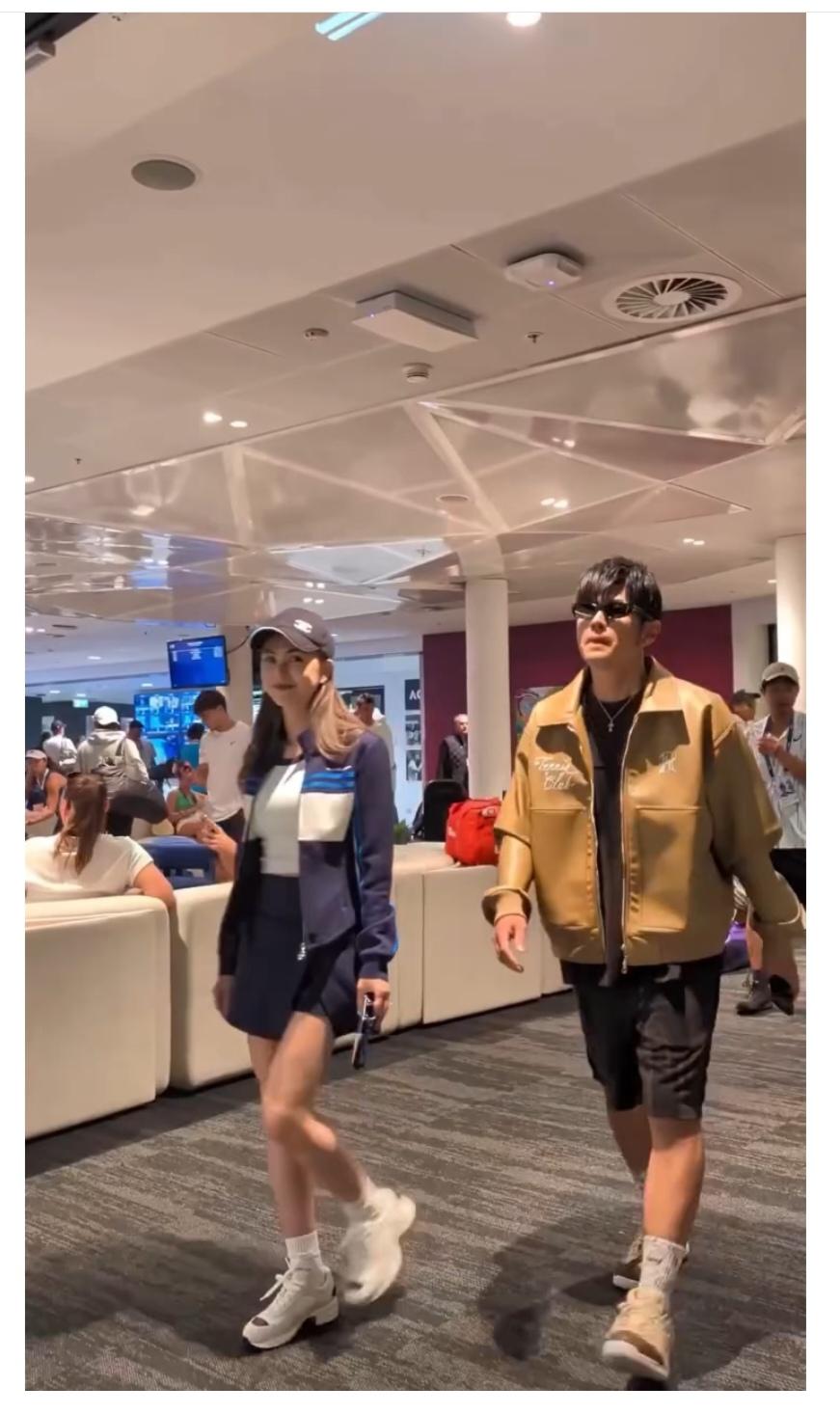 周杰伦，夹克配短裤，松弛又好看。