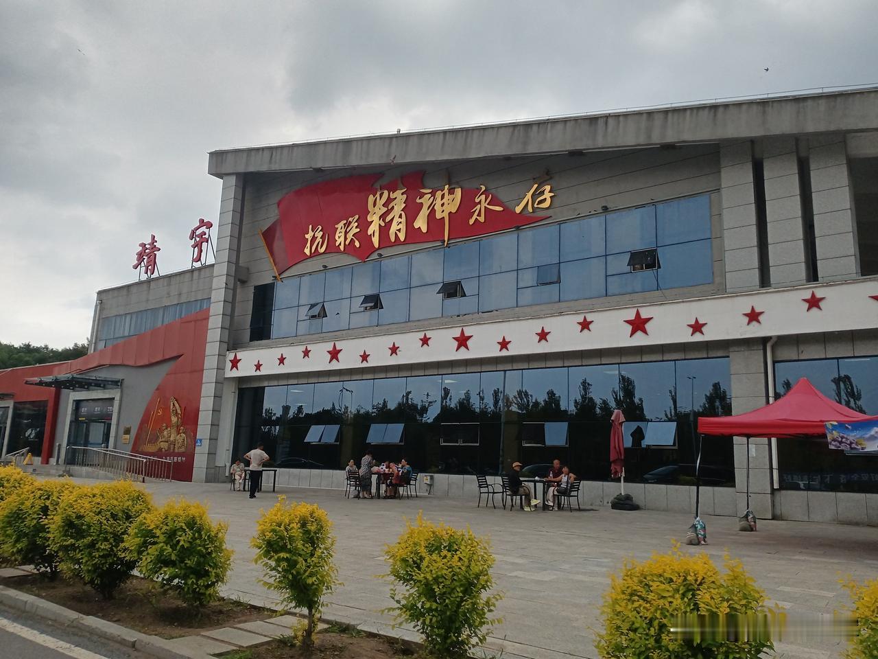 靖宇服务区大巴车上有人因特殊情况要下车，这车离最近的服务区还有挺远。在高速上