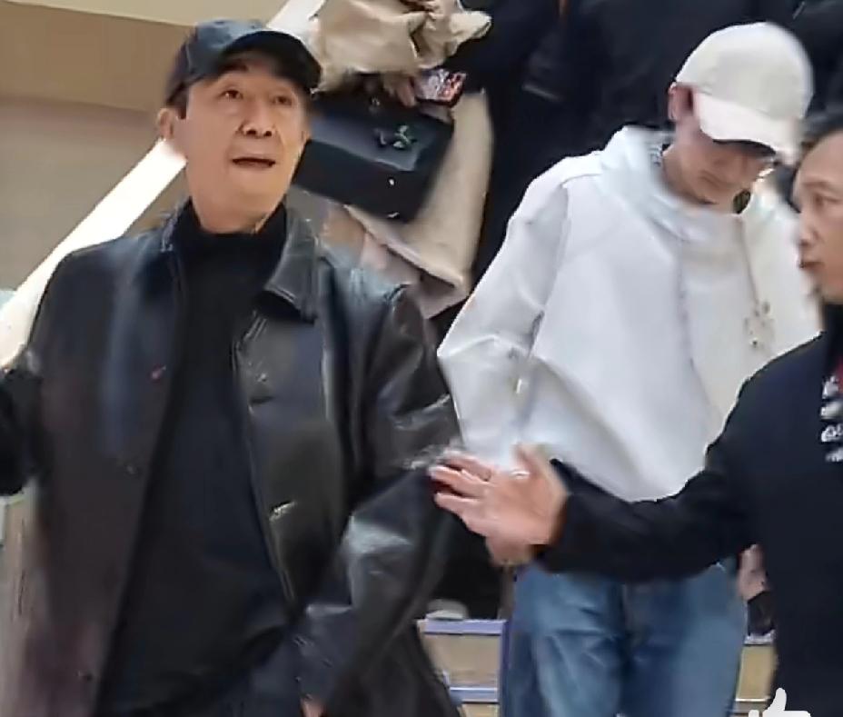 张艺谋和周深真的让大家很激动了。26年1月28日下午，有网友发了一段视频，视